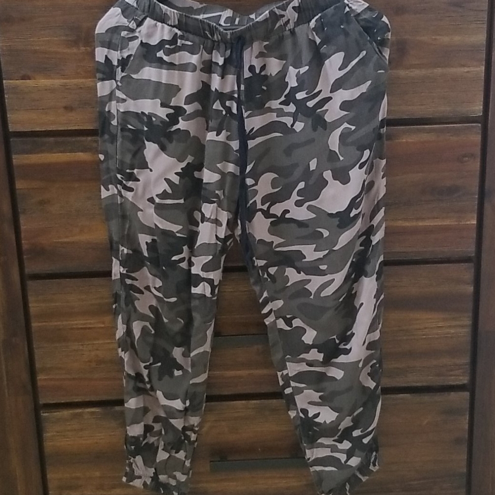 Olive green camo pants with pockets